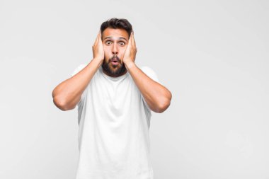 Genç, yakışıklı, şapşal ve komik görünümlü, şaşı bakışlı, şakacı ve şakacı bir adam.