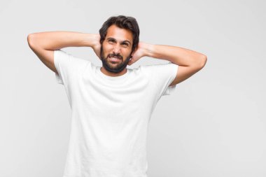 Genç Latin yakışıklı adam kendini mutlu, tatmin olmuş ve güçlü hissediyor, kaslı ve formda, spor salonundan sonra güçlü görünüyor.