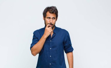 Genç, Latin, yakışıklı, şüphe eden ya da düşünen, dudağını ısıran, kendine güveni olmayan ve gergin bir adam.