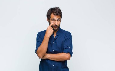 Genç Latin yakışıklı adam şok olmuş, heyecanlı ve mutlu hissediyor, gülüyor ve başarıyı kutluyor,!