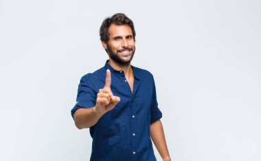 Genç Latin yakışıklı bir adam stresli, endişeli, yorgun ve hayal kırıklığına uğramış, gömleğini çekiştiren, sorunlardan bıkmış görünüyor.
