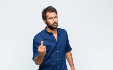 Genç Latin yakışıklı adam kafası karışık ve şaşkın hissediyor. Deli, deli ya da aklını kaçırmış olduğunu gösteriyor.