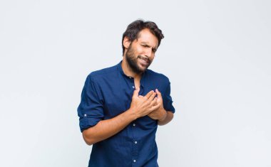 Genç Latin yakışıklı adam endişeli, umutlu ve dindar, avuçlarına bastırılmış, af dileyen, sadakatle dua eden