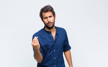 Genç Latin yakışıklı adam kapiş ya da para hareketi yapıyor, sana borçlarını ödemeni söylüyor.!