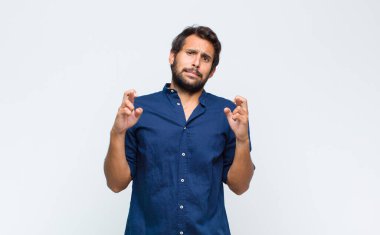 Genç Latin yakışıklı adam endişeyle şans diliyor ve endişeli bir bakışla iyi şanslar diliyor.