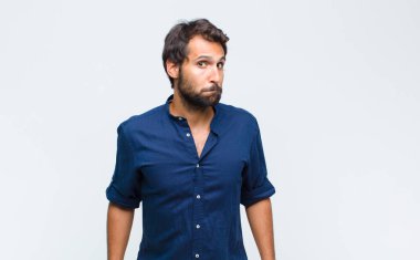 Aptal, çılgın, şaşkın, yanakları şişen, doldurulmuş, şişman ve yemekle dolu genç Latin yakışıklı bir adam.