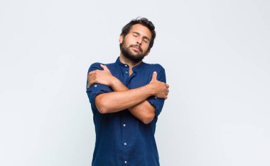 Genç Latin yakışıklı adam aşık oluyor, gülümsüyor, sarılıyor ve kendine sarılıyor, bekar kalıyor, bencil ve benmerkezci oluyor.