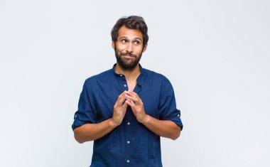 Genç, yakışıklı, entrikacı, entrikacı, hilekar, hilekar, kurnaz ve ihanet