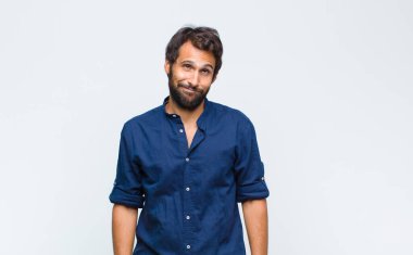 Genç, yakışıklı, şapşal ve komik görünümlü, şaşı bakışlı, şakacı ve şakacı bir adam.