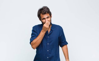 Genç, yakışıklı, tiksinmiş, pis ve tatsız bir kokuyu koklamamak için burnunu tutuyor.