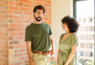 Genç çift el kol hareketi yapıyor. yeni ev kavramı