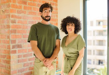 Genç çift el kol hareketi yapıyor. yeni ev kavramı