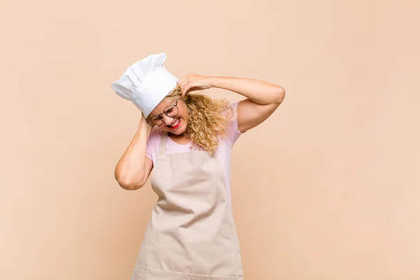 Женщина Среднего Возраста Пекарь Выглядит Злой Напряженной Раздраженной Покрывая Оба — стоковое фото