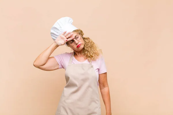 Panadero Mujer Mediana Edad Mirando Estresado Cansado Frustrado Secando Sudor — Foto de Stock