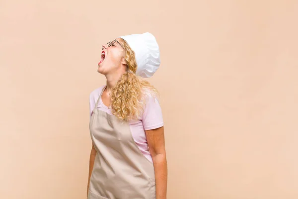 中年の女性のパン屋は激しく叫び積極的に叫びストレスと怒りを感じ — ストック写真