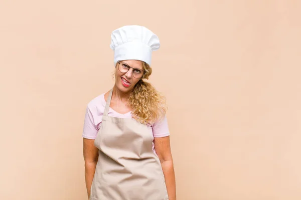 Middle Age Woman Baker Feeling Puzzled Confused Dumb Stunned Expression — ストック写真