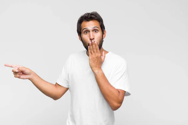 Jovem Latino Bonito Homem Sentindo Feliz Chocado Surpreso Cobrindo Boca — Fotografia de Stock