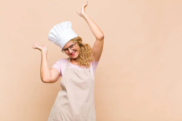 Vrouw Van Middelbare Leeftijd Bakker Glimlachend Vrolijk Terloops Hand Hand — Stockfoto