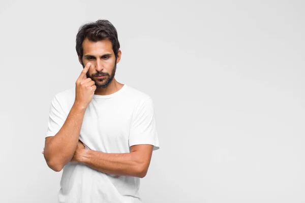 Jovem Latino Bonito Homem Mantendo Olho Você Não Confiando Assistindo — Fotografia de Stock