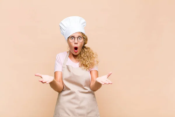 中年の女性のパン屋は非常にショックを受け 不安とパニックを感じ 強調され 恐ろしい表情で — ストック写真