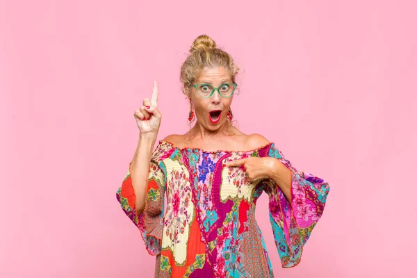 Orta yaşlı bir kadın gururlu ve şaşırmış, kendine güvenen, kendini bir numara gibi hisseden.