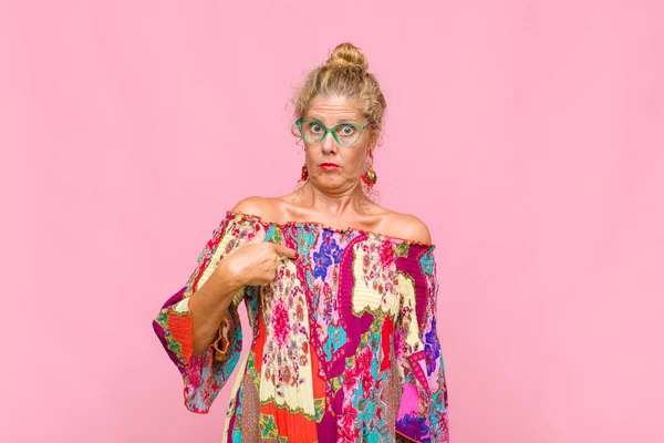 Orta yaşlı bir kadın şaşkın, şaşkın ve güvensiz hissediyor. Kendini gösterip kim olduğunu soruyor, ben mi??