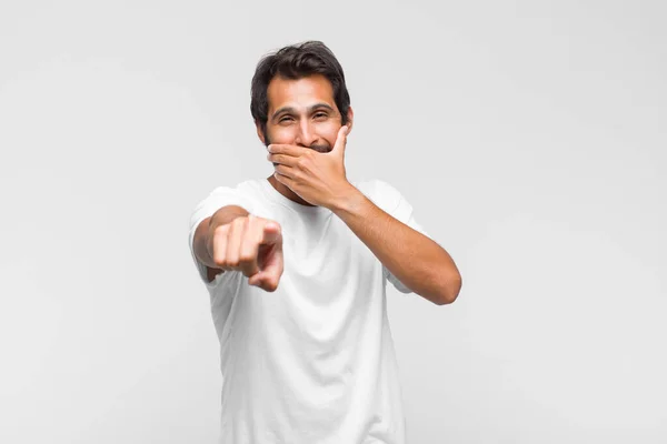 Mladý Latinsky Pohledný Muž Vám Směje Ukazuje Kameru Dělá Vás — Stock fotografie