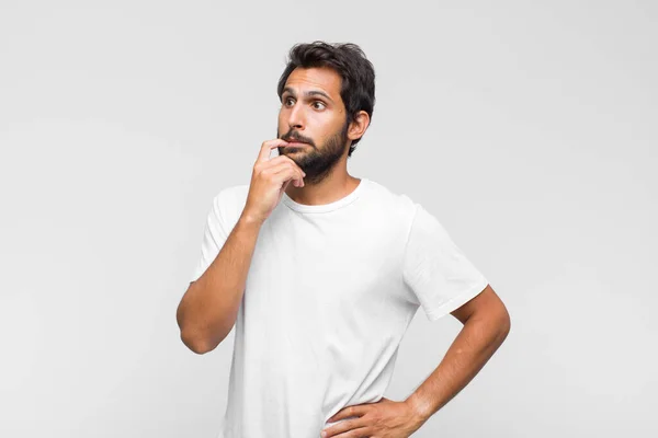 Joven Latino Guapo Hombre Con Mirada Sorprendida Nerviosa Preocupada Asustada — Foto de Stock