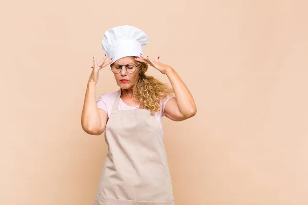 Mulher Meia Idade Padeiro Olhando Concentrado Pensativo Inspirado Brainstorming Imaginando — Fotografia de Stock