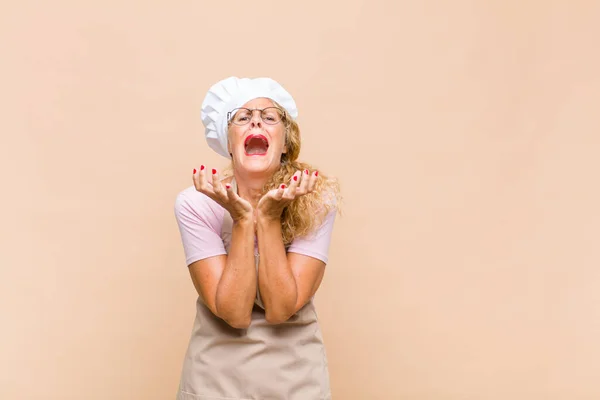 中年妇女面包师看上去绝望 不快乐 — 图库照片