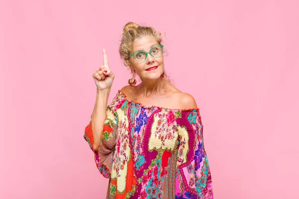 Orta yaşlı bir kadın harika bir fikrin farkına varıp 