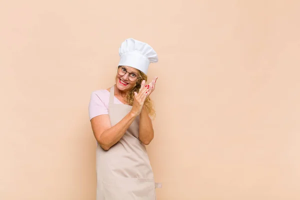 Panadero Mujer Mediana Edad Sentirse Feliz Exitoso Sonriendo Aplaudiendo Las —  Fotos de Stock