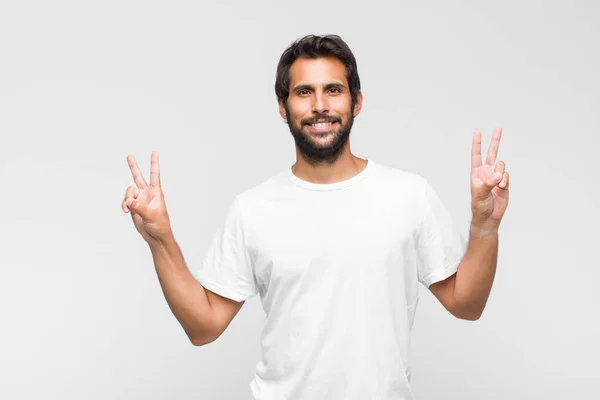 Jonge Latin Knappe Man Glimlachend Kijkend Gelukkig Vriendelijk Tevreden Gebaren — Stockfoto