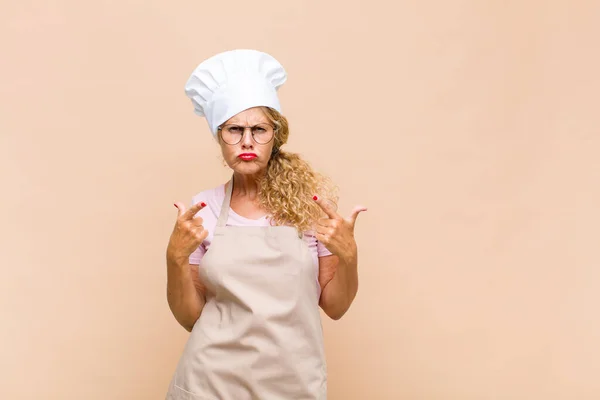 Vrouw Van Middelbare Leeftijd Bakker Met Een Slechte Houding Kijken — Stockfoto