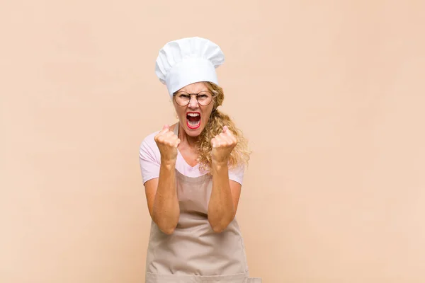 Tukang Roti Usia Menengah Berteriak Dengan Agresif Dengan Kesal Frustrasi — Stok Foto