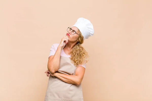 Vrouw Van Middelbare Leeftijd Bakker Met Een Geconcentreerde Blik Zich — Stockfoto