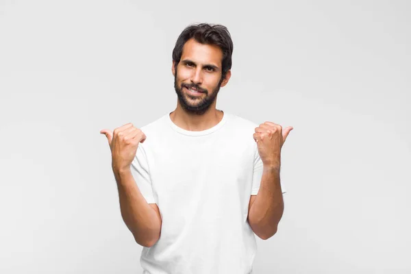 Jovem Latino Bonito Homem Sorrindo Alegremente Olhando Feliz Sentindo Despreocupado — Fotografia de Stock