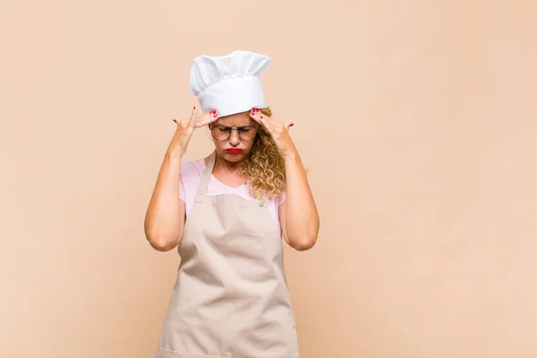Жінка Середнього Віку Пекар Дивлячись Стрес Розчарування Працює Під Тиском — стокове фото