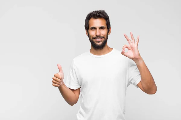 Jovem Latino Bonito Homem Sentindo Feliz Surpreso Satisfeito Surpreso Mostrando — Fotografia de Stock