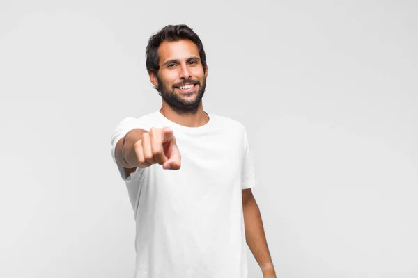 Jovem Latino Bonito Homem Apontando Para Câmera Com Sorriso Satisfeito — Fotografia de Stock