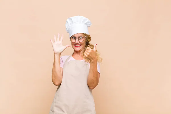 Mulher Meia Idade Padeiro Sorrindo Olhando Amigável Mostrando Número Seis — Fotografia de Stock