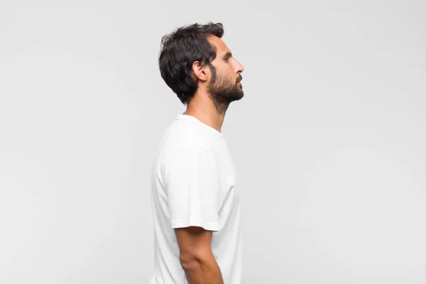 Joven Latino Guapo Hombre Vista Perfil Mirando Para Copiar Espacio — Foto de Stock