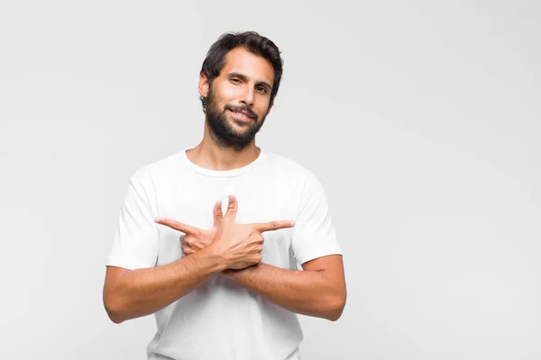 Jovem Latino Bonito Homem Enquadrando Delinear Próprio Sorriso Com Duas — Fotografia de Stock