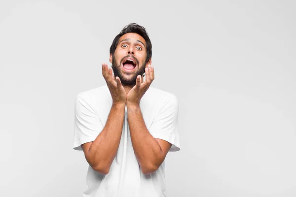 Jovem Latino Bonito Homem Olhando Orgulhoso Positivo Casual Apontando Para — Fotografia de Stock