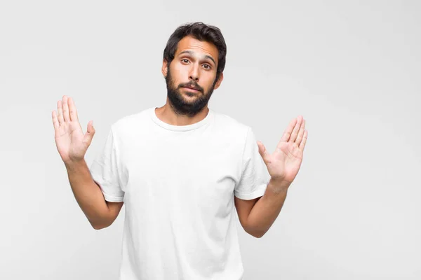 Jonge Latin Knappe Man Schreeuwen Agressief Kijken Erg Boos Gefrustreerd — Stockfoto