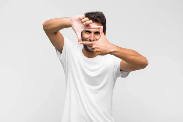 Joven Latino Guapo Hombre Sintiéndose Feliz Amistoso Positivo Sonriendo Haciendo —  Fotos de Stock