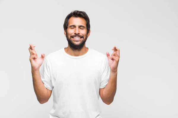 Jovem Latino Bonito Homem Com Boca Aberta Apontando Para Baixo — Fotografia de Stock