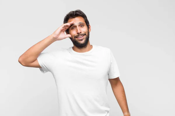 Joven Latino Guapo Hombre Buscando Feliz Asombrado Sorprendido Sonriendo Realizando — Foto de Stock