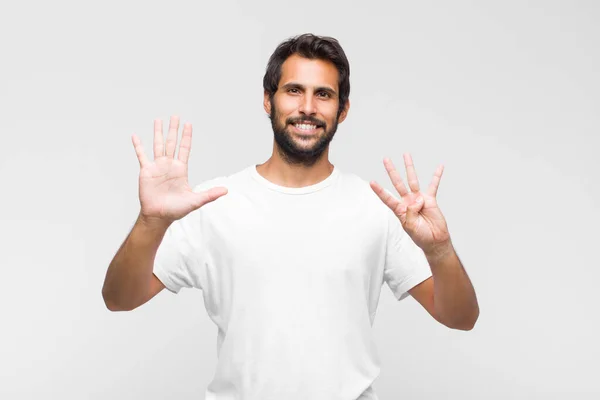 Mladý Latinsky Pohledný Muž Usmívá Vypadá Přátelsky Ukazuje Číslo Devět — Stock fotografie
