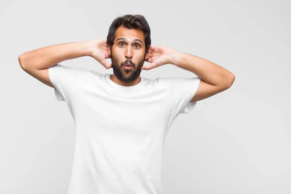 Joven Latino Guapo Hombre Buscando Como Feliz Orgulloso Satisfecho Triunfador — Foto de Stock